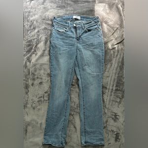 Mid-rise denim Levi’s jeans